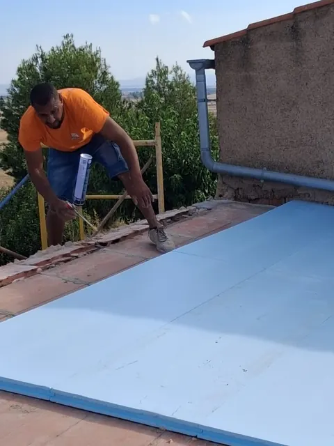 Aislamiento térmico de cubierta con planchas de poliestireno extruido XPS