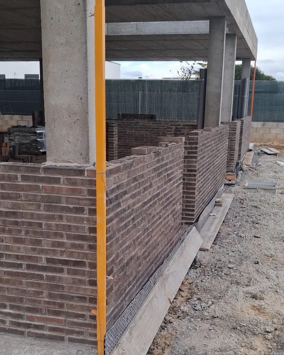 Obra nueva con estructura de hormigón y muros de ladrillo cara vista