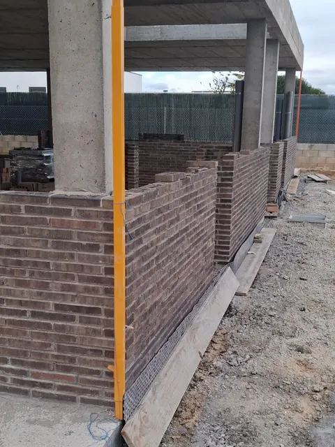 Obra nueva: estructura de hormigón y cerramiento de ladrillo cara vista