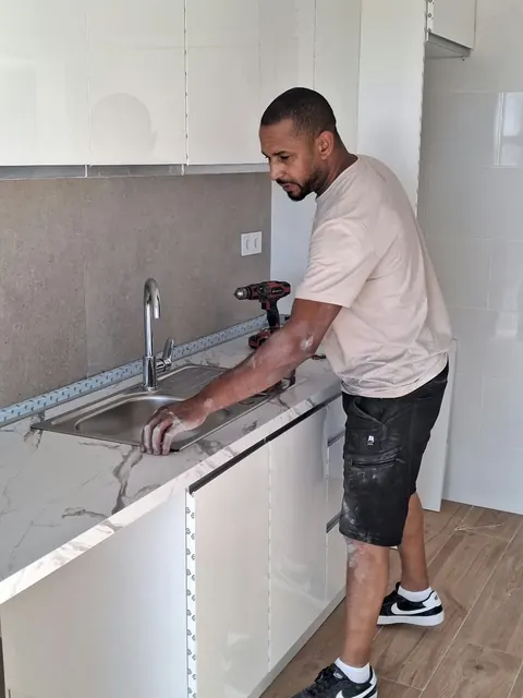 Instalación de fregadero y grifería en encimera de cocina