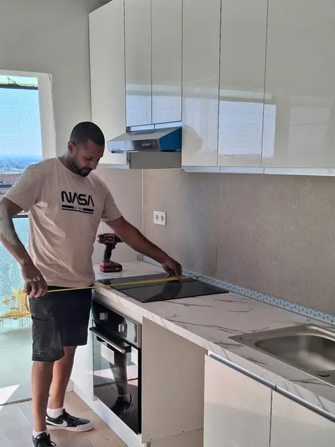 Medición y ajuste de placa de inducción en una cocina reformada