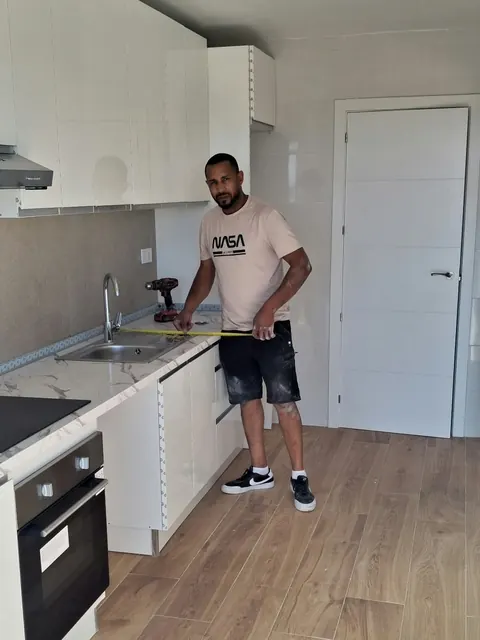 Reforma de cocina: montaje de muebles blancos, encimera efecto mármol y suelo porcelánico madera